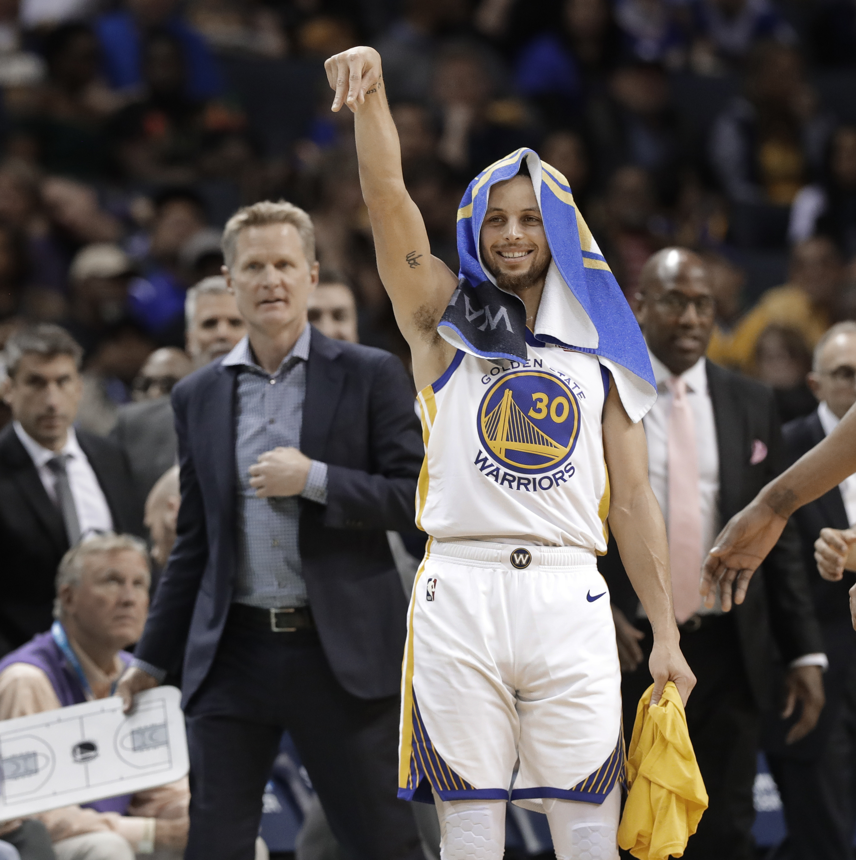 北京时间12月10日晚18：00，亚冠精英联赛东亚区小组赛将迎来一场决定出线命运的关键对决。（北京时间12月10日18：00，亚冠精英联赛东亚区小组赛上演决定出线的关键一战）