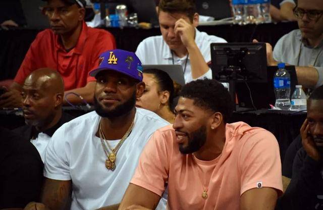 孔蒂：卡拉巴赫是这赛季的欧冠黑马；卢卡库还没做好复出准备（孔蒂称卡拉巴赫为本季欧冠黑马，卢卡库复出尚未就绪）