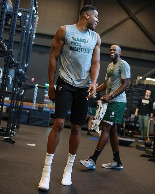 贝克汉姆夺冠宣言：你把球交给梅西，他就能创造机会！（贝克汉姆誓夺冠：把球交给梅西，机会自来！）