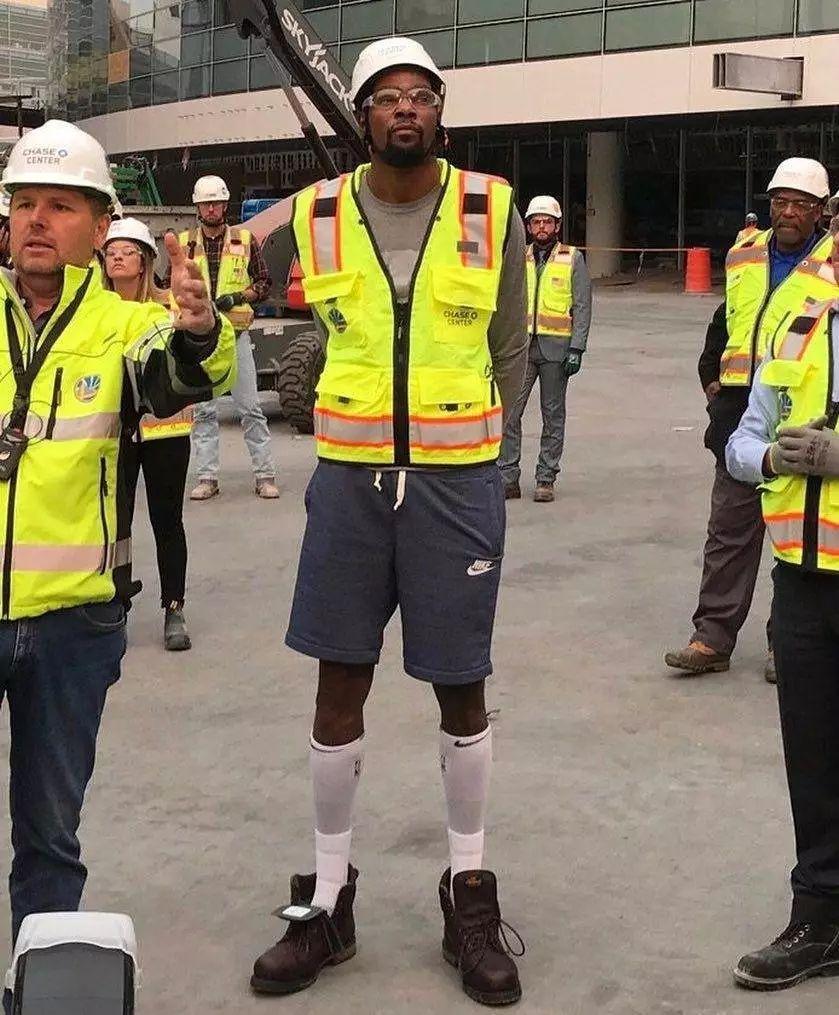 拉菲尼亚金球第五是否不公平？莱万：其实这些排名不能太当真（拉菲尼亚金球第5引争议？莱万：排名不必太认真）