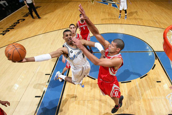 西班牙2026年世界杯球衣：红色底+海军蓝衣袖搭配红黄色条纹（西班牙队2026世界杯战袍：红底配海军蓝袖，红黄条纹点缀）