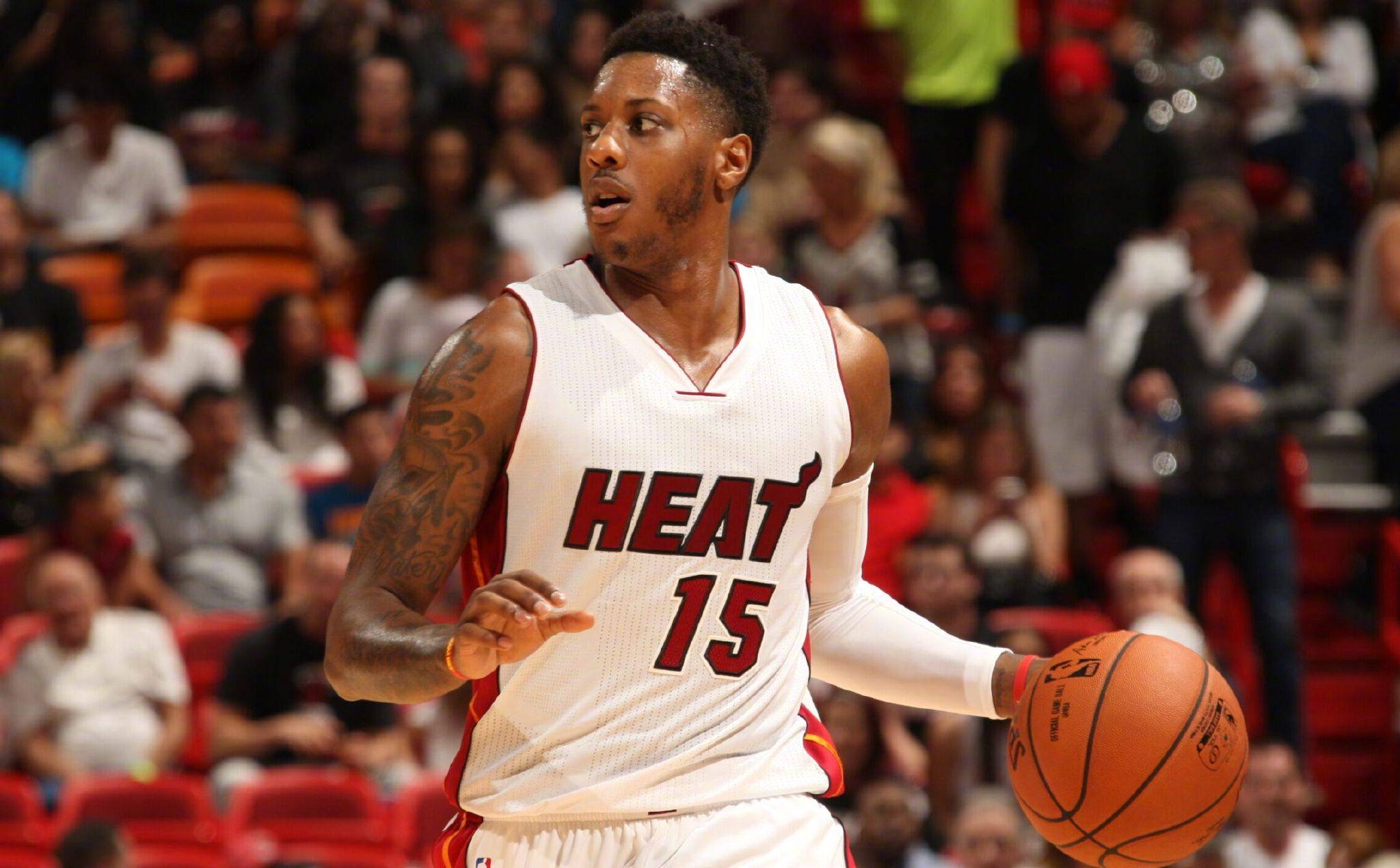 国脚连续射门被封堵仍不气馁（射门接连被挡，国脚斗志不减）